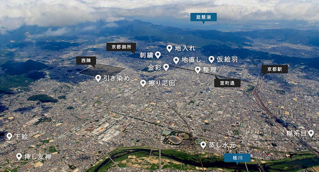 京都市街地の空撮写真。二十八を手伝ってくれる友禅職人の所在地や、水系の解説。